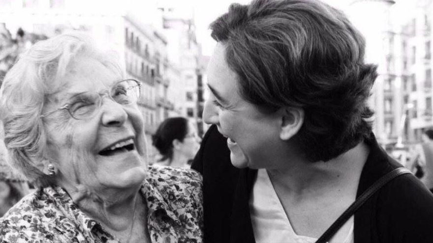 María Salvo, junto con Ada Colau.