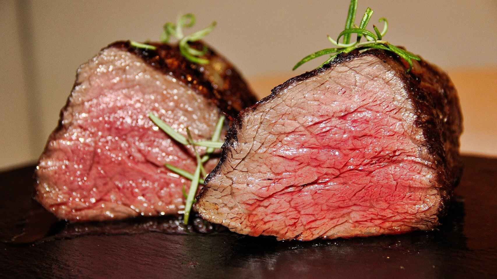 Dos trocitos de carne roja poco hecha.