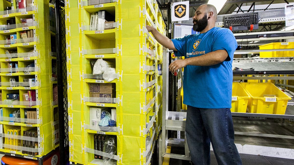 Un operario en un almacén de Amazon.