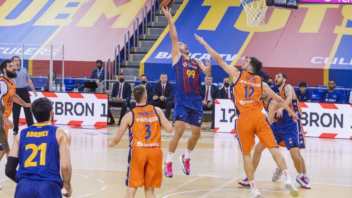 Calathes intentando anotar ante el Valencia