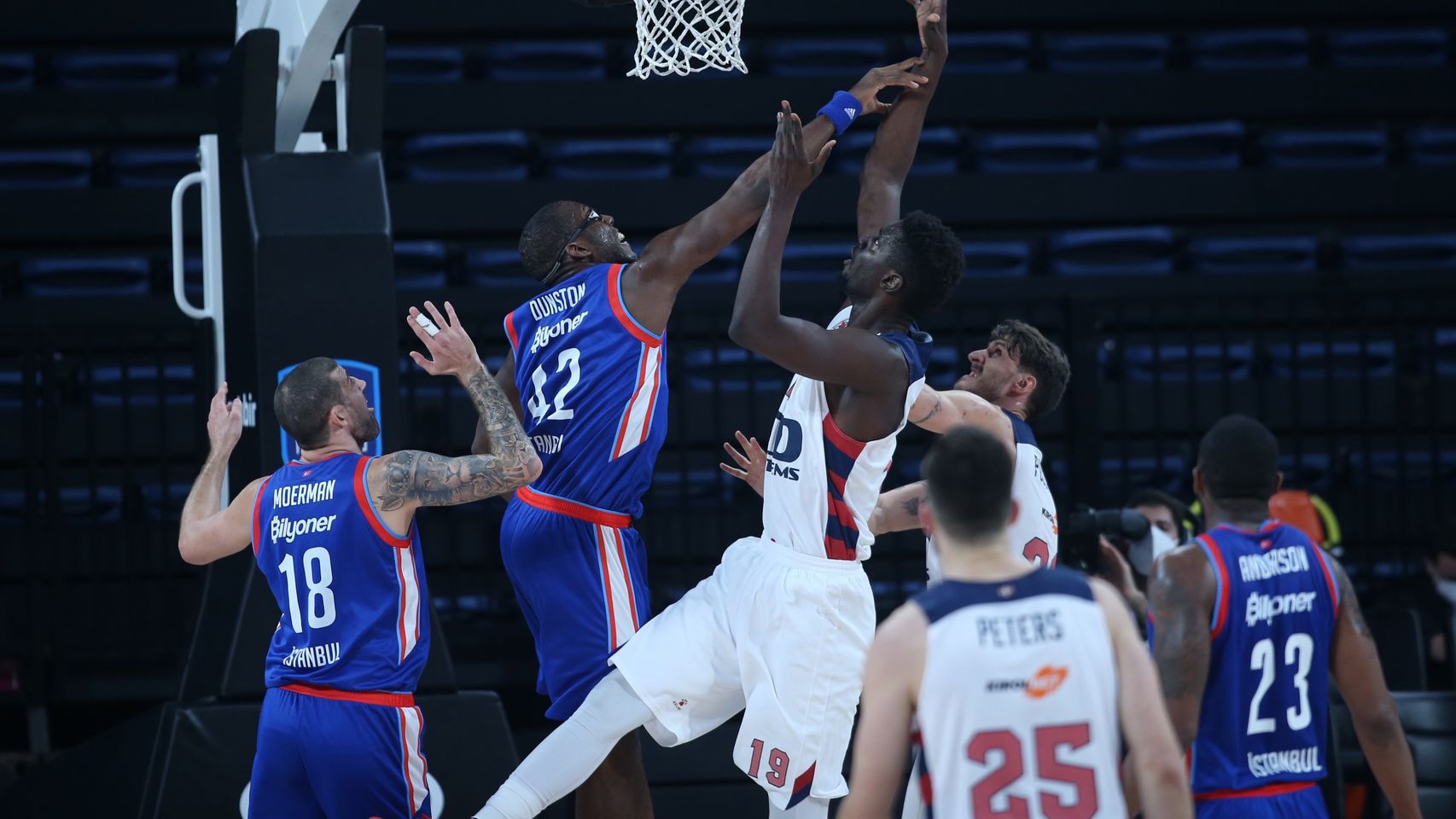 Fall, del Baskonia, anotando ante Efes