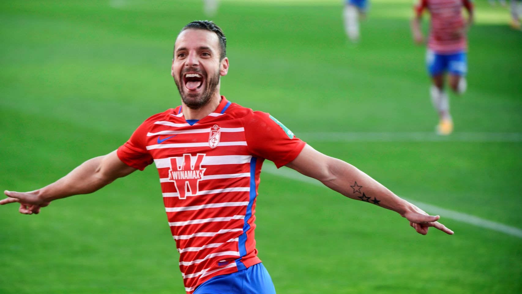 Soldado celebra uno de sus goles al Betis