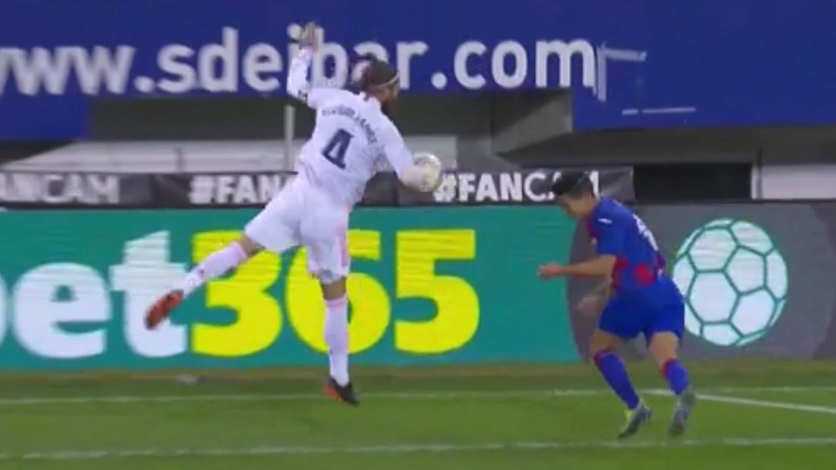 El VAR analizó una posible mano de Sergio Ramos en el área del Real Madrid