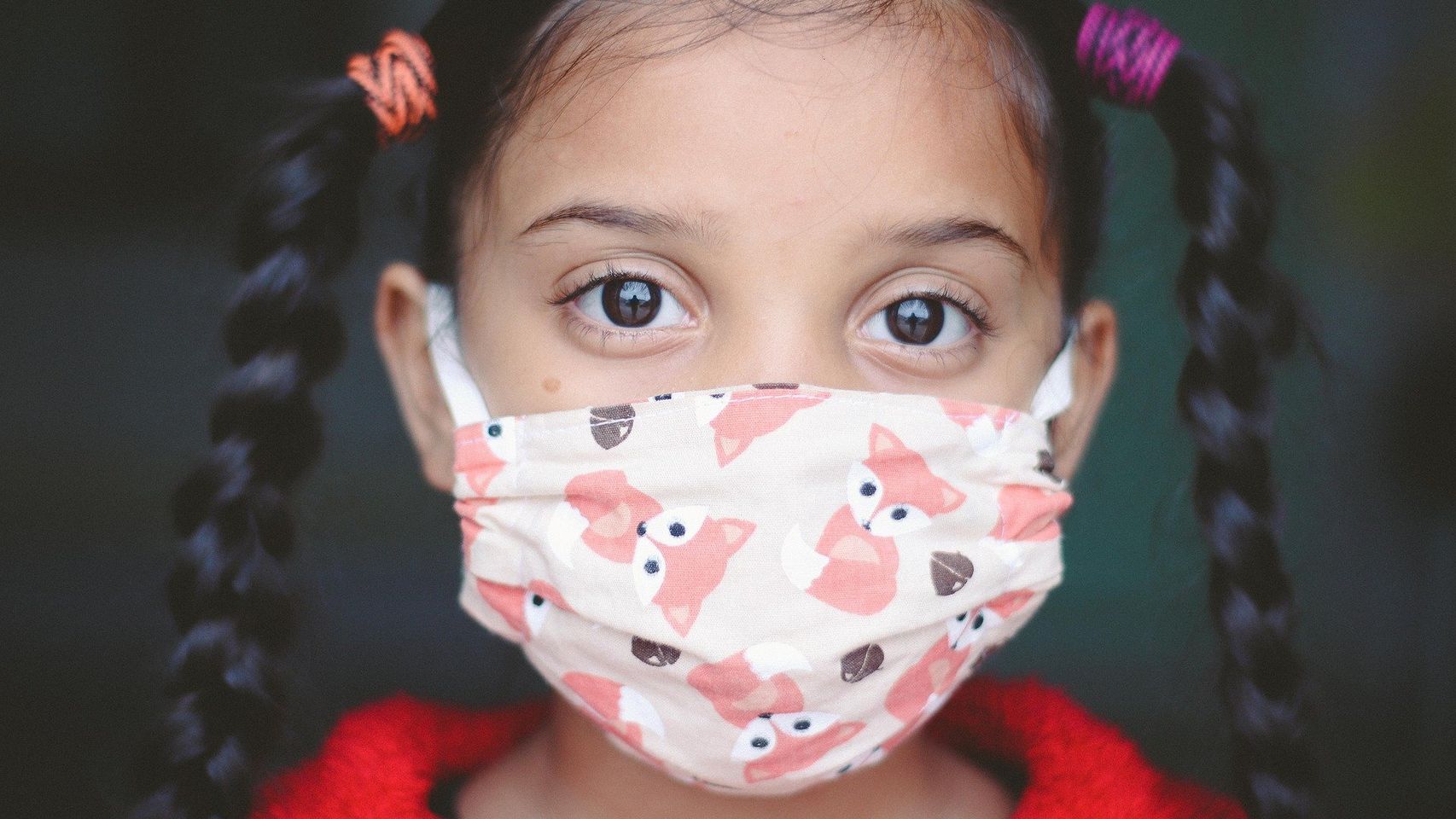Cómo transformar una mascarilla de adultos en una para niños