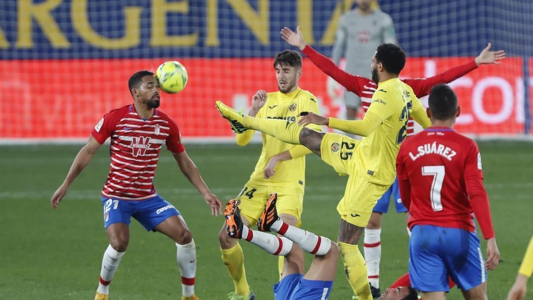 Jugadores de Villarreal y Granada, en el partido de la jornada 19 de La Liga