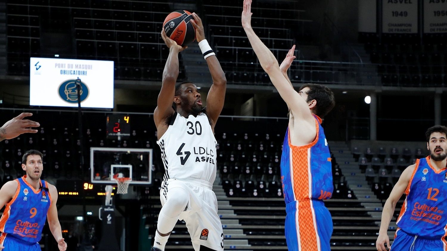 Cole, del ASVEL, lanzando ante el Valencia Basket