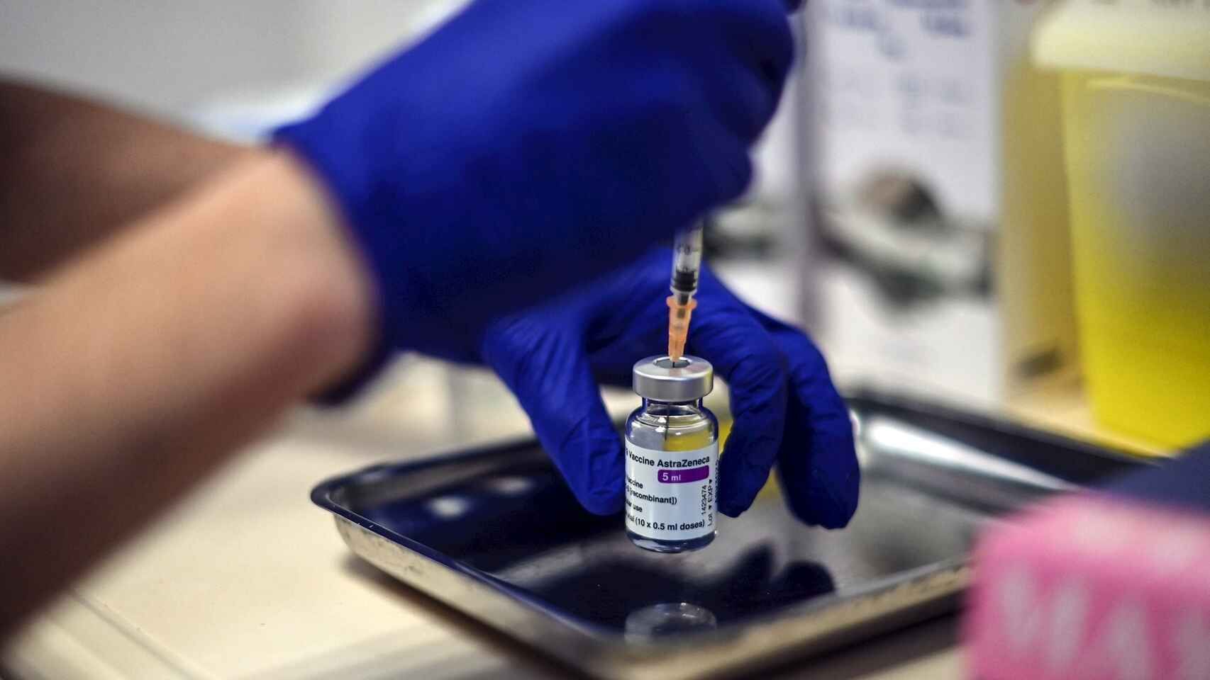 Personal sanitario prepara una dosis de la vacuna de AstraZeneca.