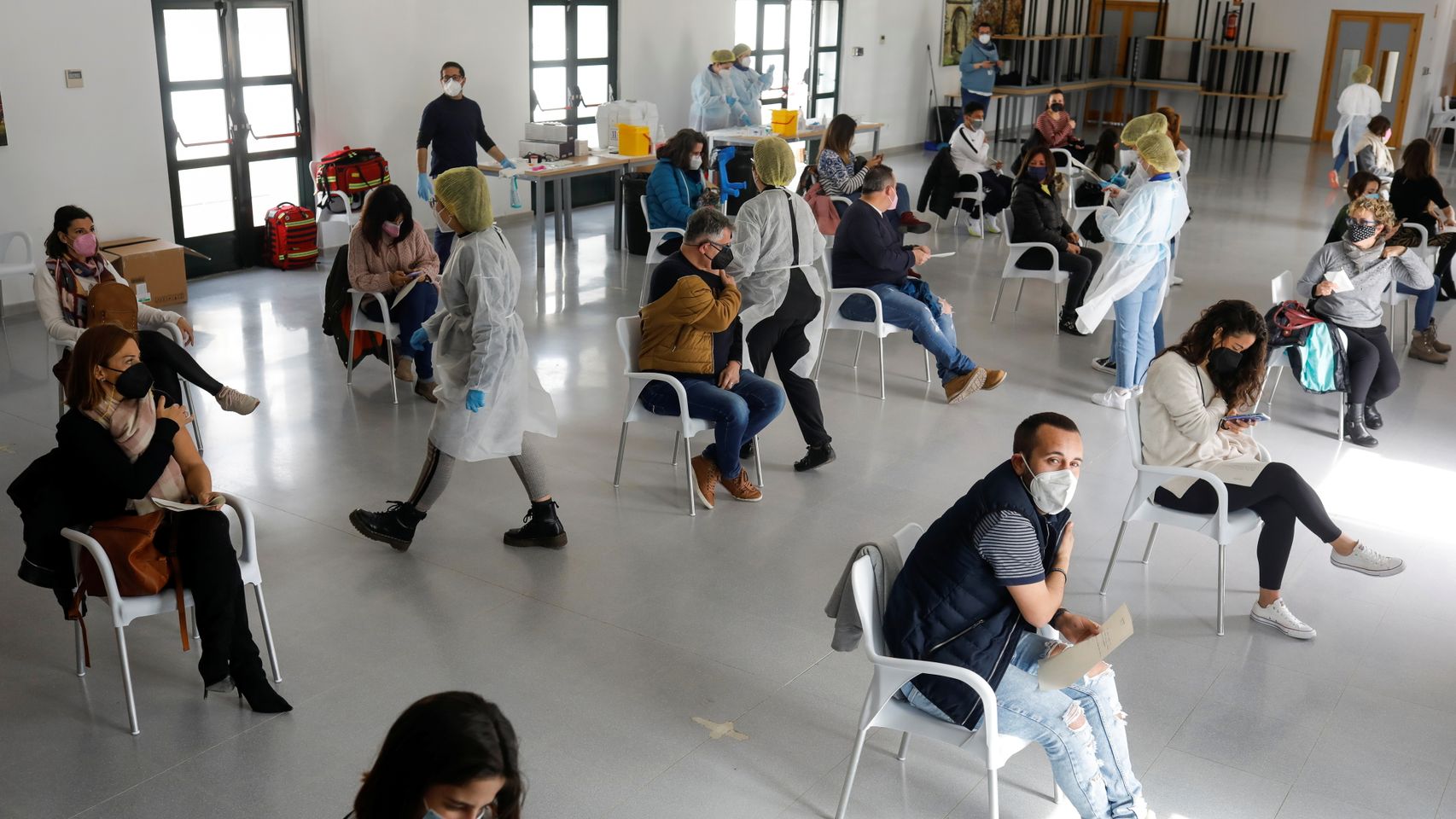 Profesores de Ronda (Málaga) reciben la primera dosis de la vacuna de AstraZeneca.