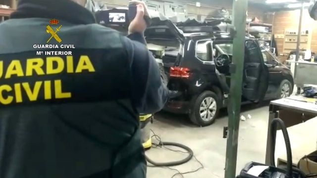 Uno de los vehículos caleteados en el taller.