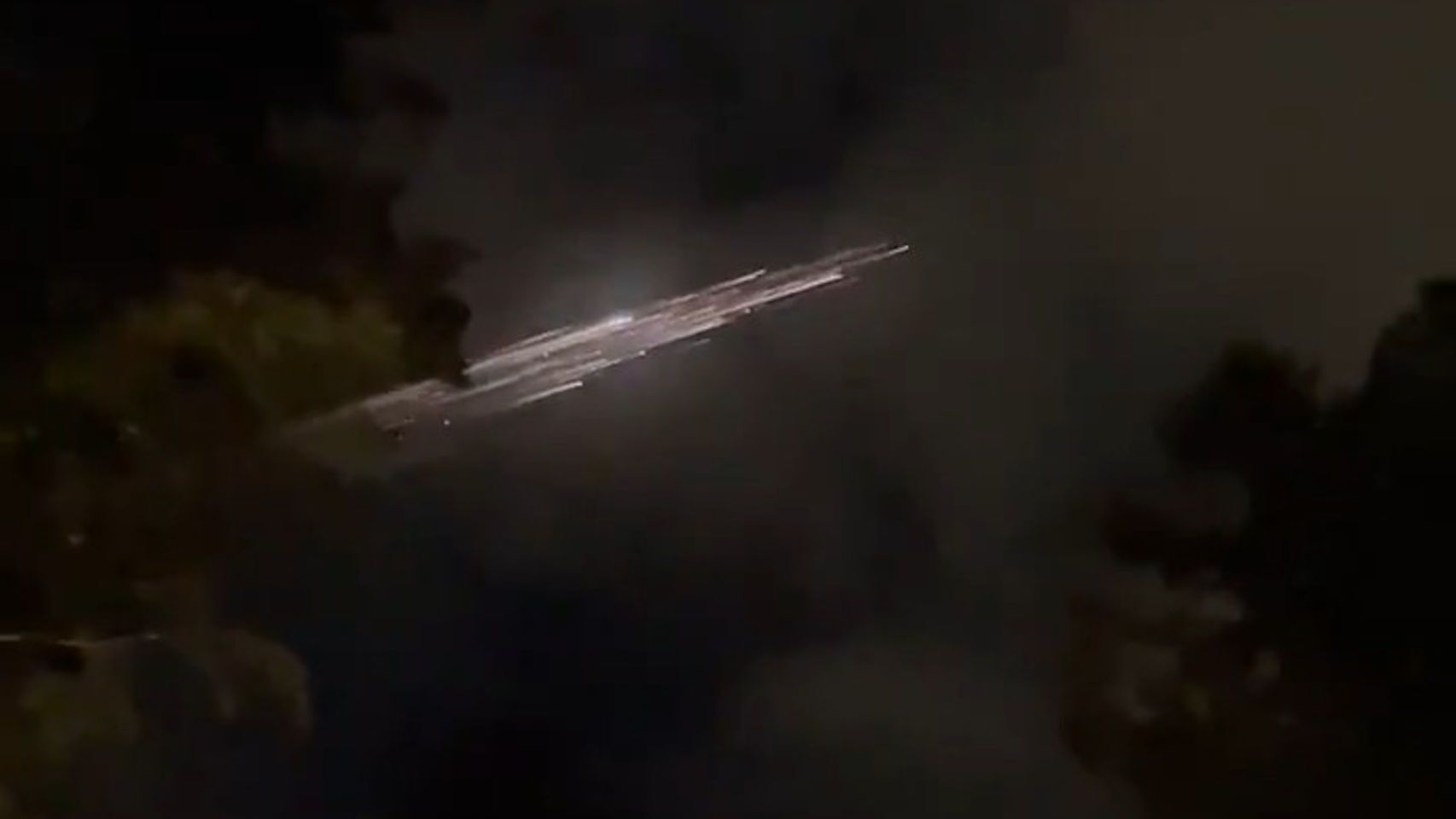 Trozos de un cohete de SpaceX caen a la Tierra