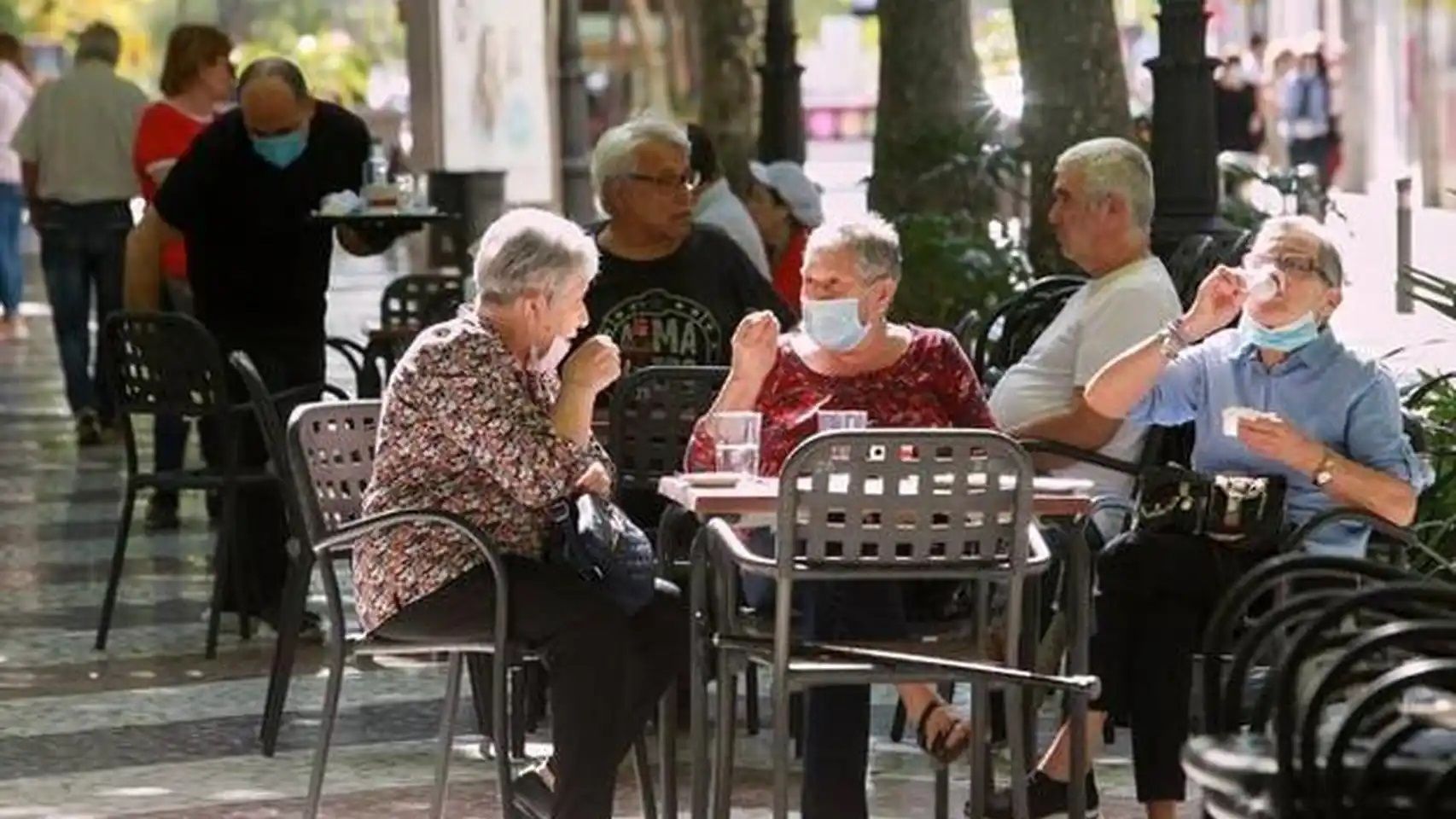 Gente en la terraza de un bar, uno de los negocios que entran en el primer paquete de ayudas.