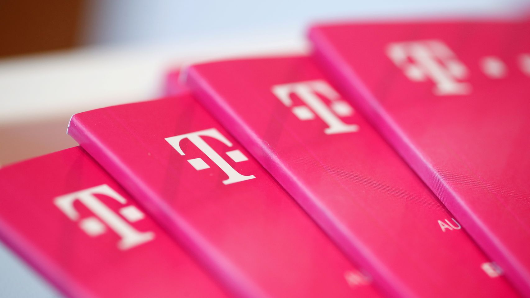 Catálogos con el logotipo de Deutsche Telekom.