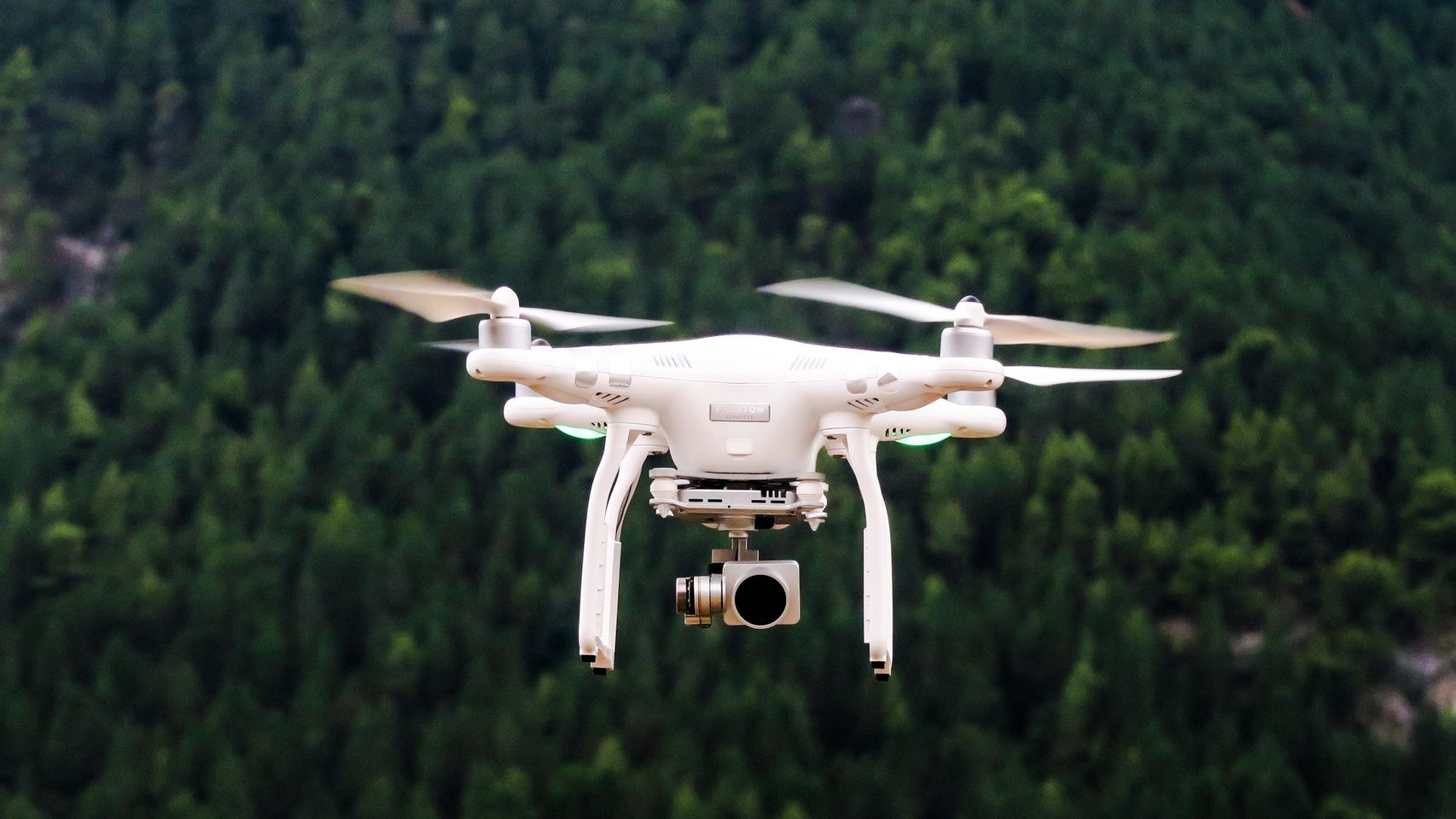 Un dron con una cámara mientras realiza un vuelo.