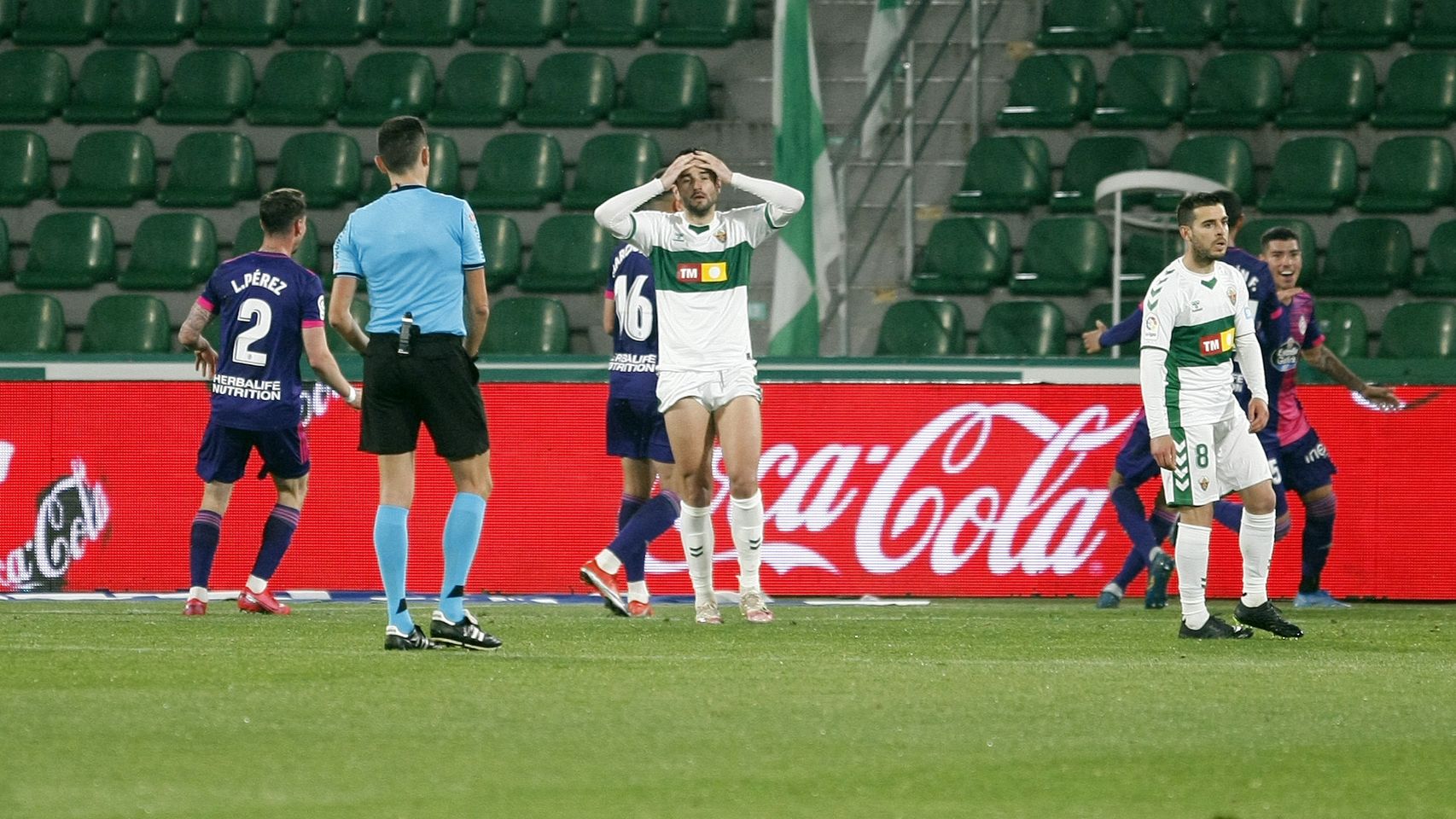 Los jugadores del Elche se lamentan ante el Valladolid