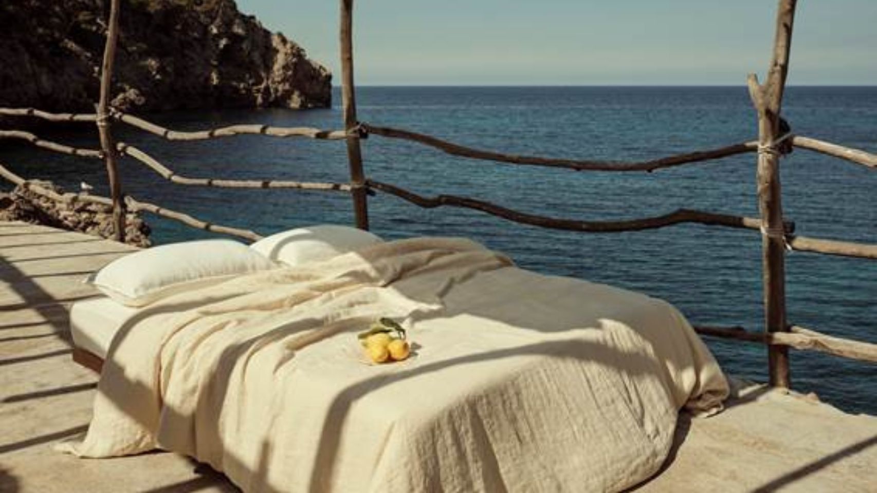 Mango teletransporta tu casa al mediterráneo con su nueva colección.