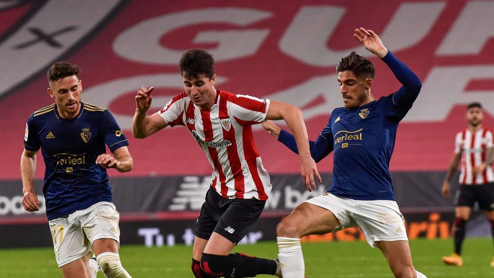 Athletic y Osasuna peleando un balón