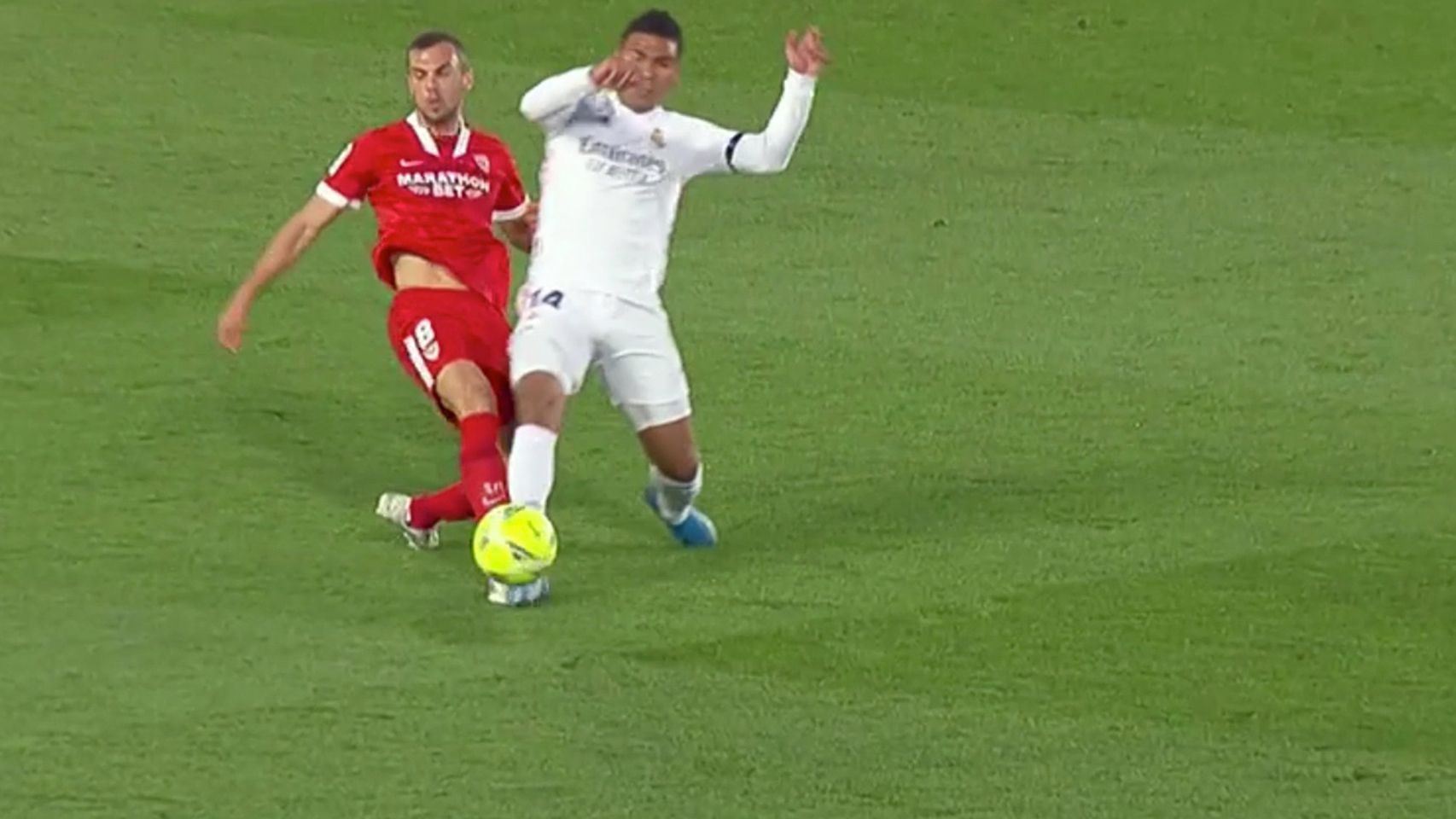 Martínez Munuera pita a falta de Casemiro previa al gol del Sevilla
