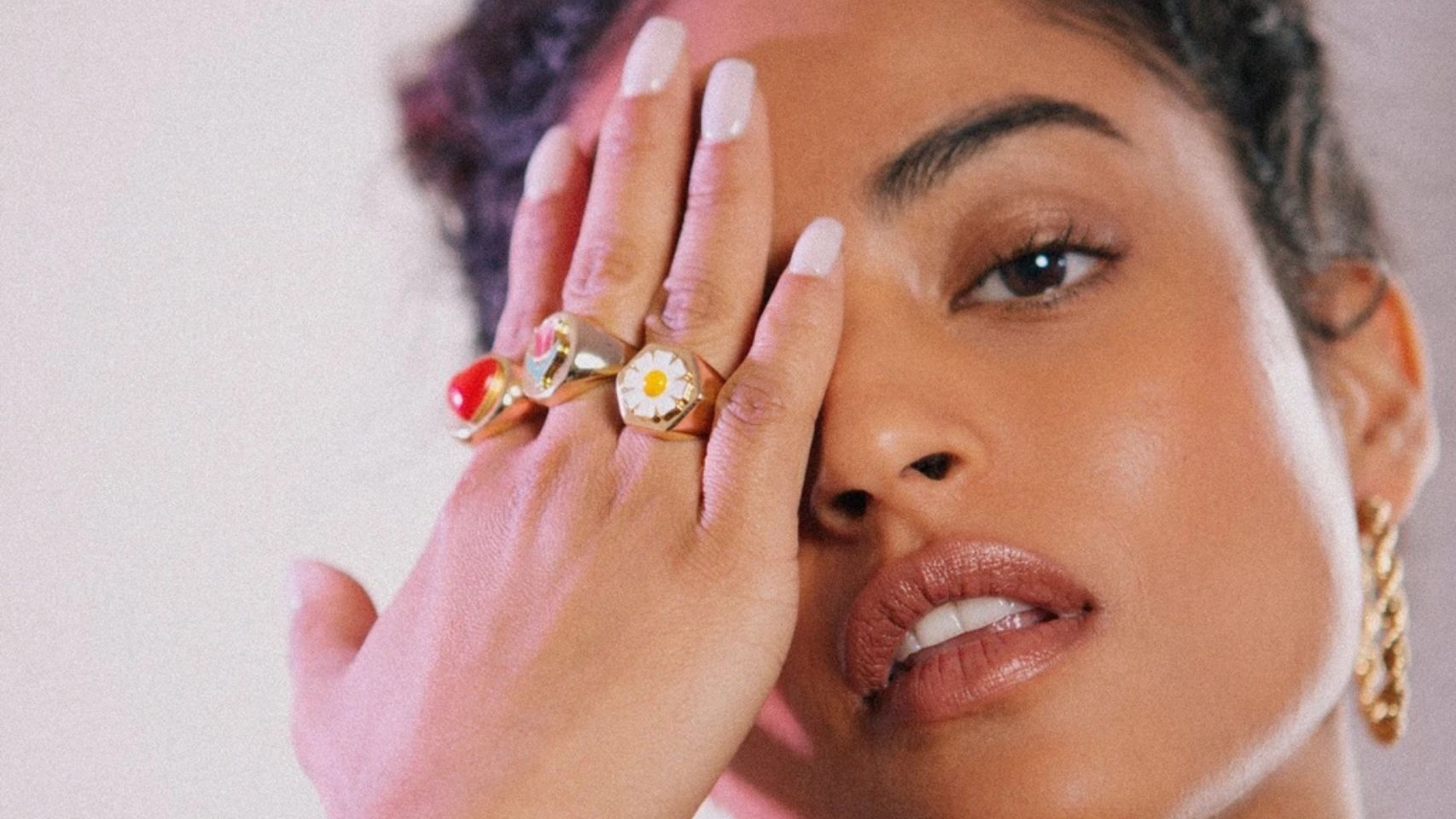 'Ring stacking': la tendencia que aboga por lucir múltiples anillos.