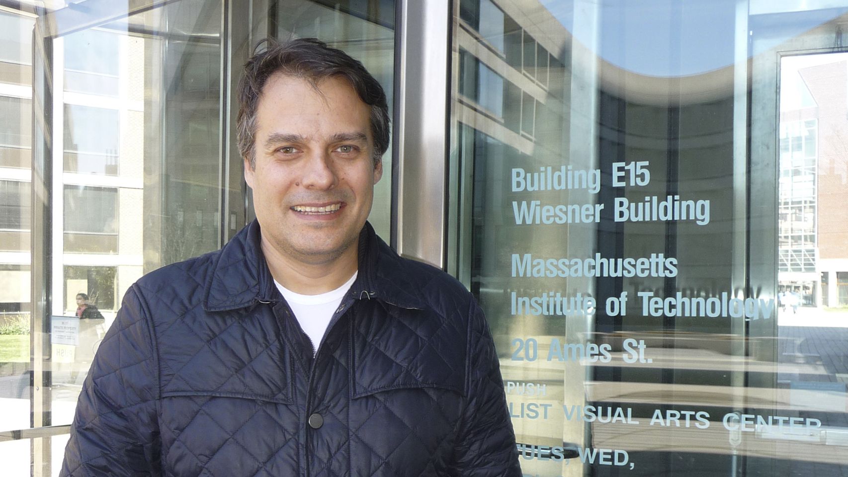 Michail Blestas, director de computación del MIT Media Lab, en el acceso al edificio E-15 del MIT donde tiene su despacho.