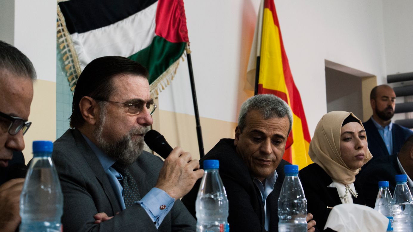 González de Careaga, micrófono en mano, durante un coloquio.