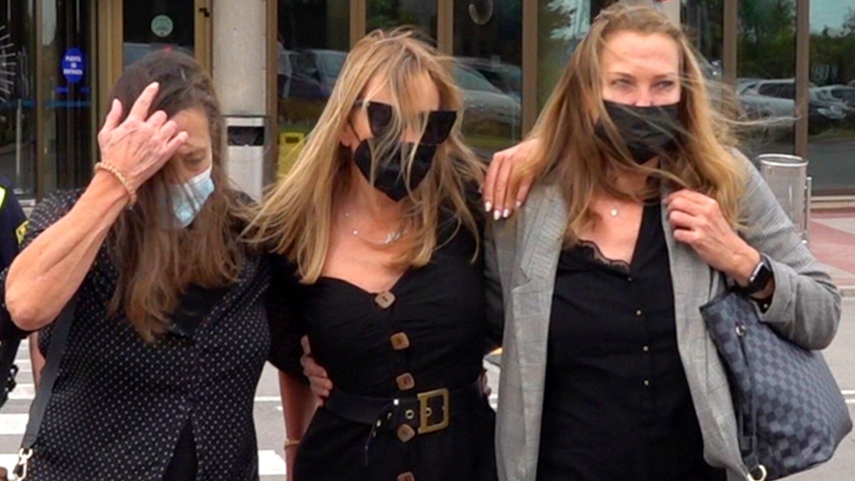 Ana Obregón, flanqueada por sus hermanas, Celia y Amalia.