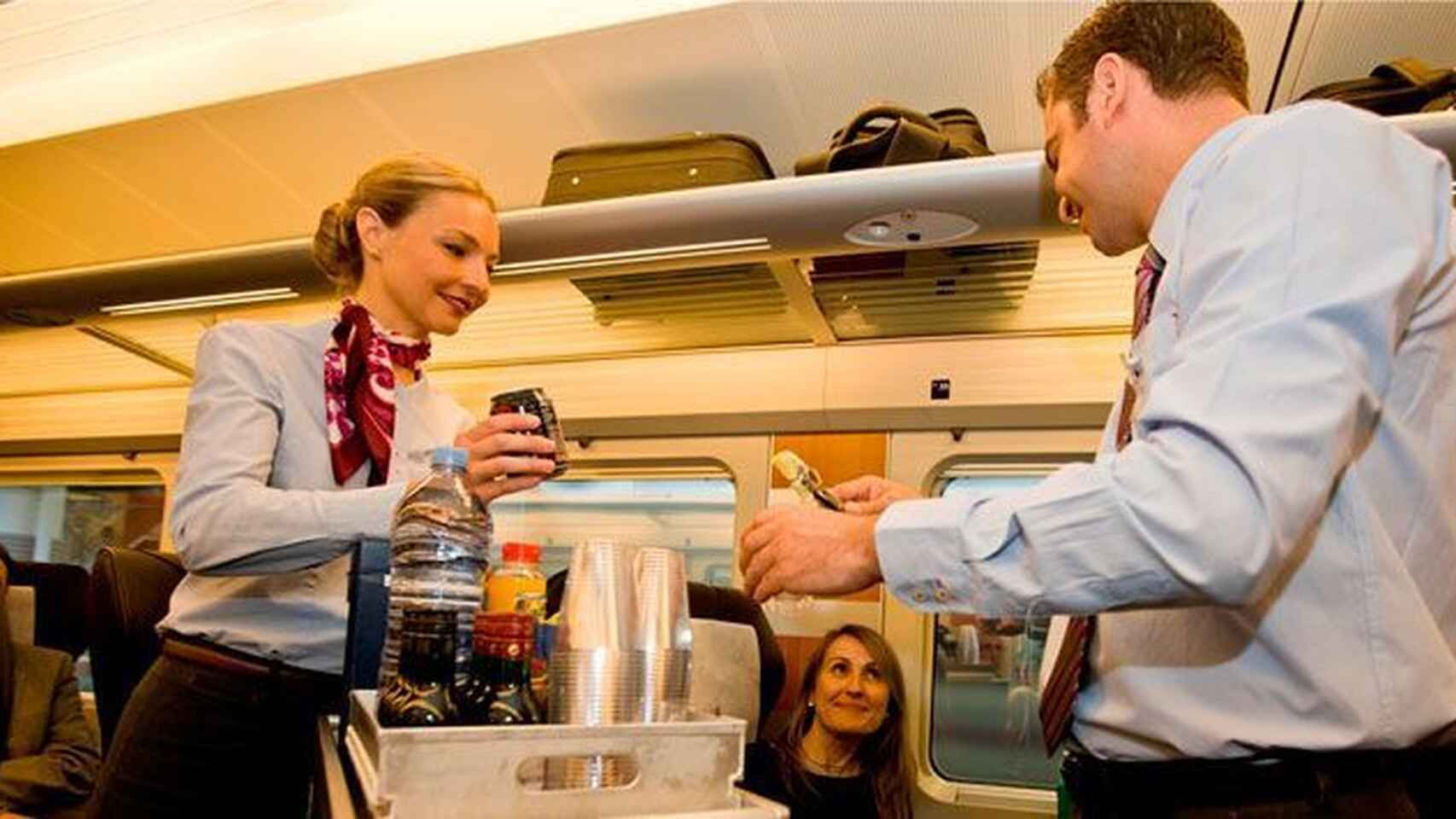 El servicio de cafetería de los AVE regresa a partir del 1 de julio tras su cierre por la Covid