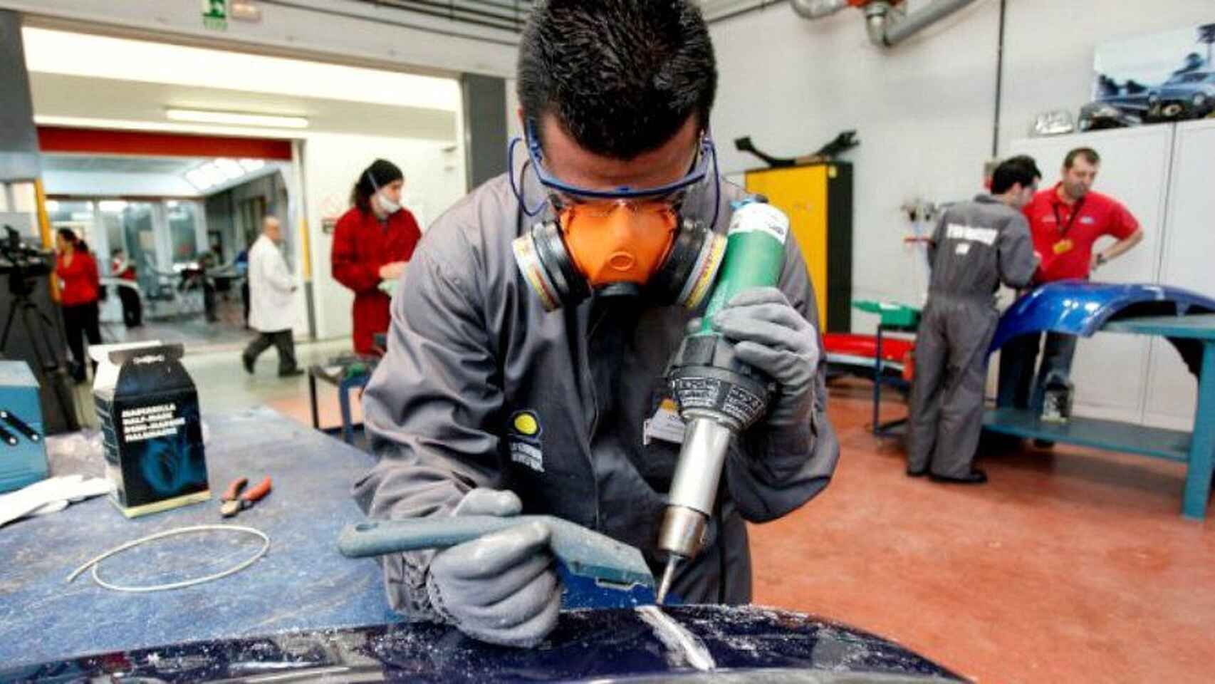 Un alumno de FP durante una clase práctica de soldadura.