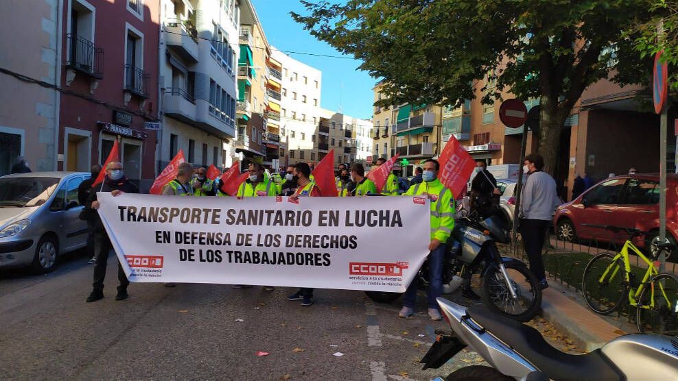 Trabajadores en huelga de las ambulancias en Cuenca. Foto: EP