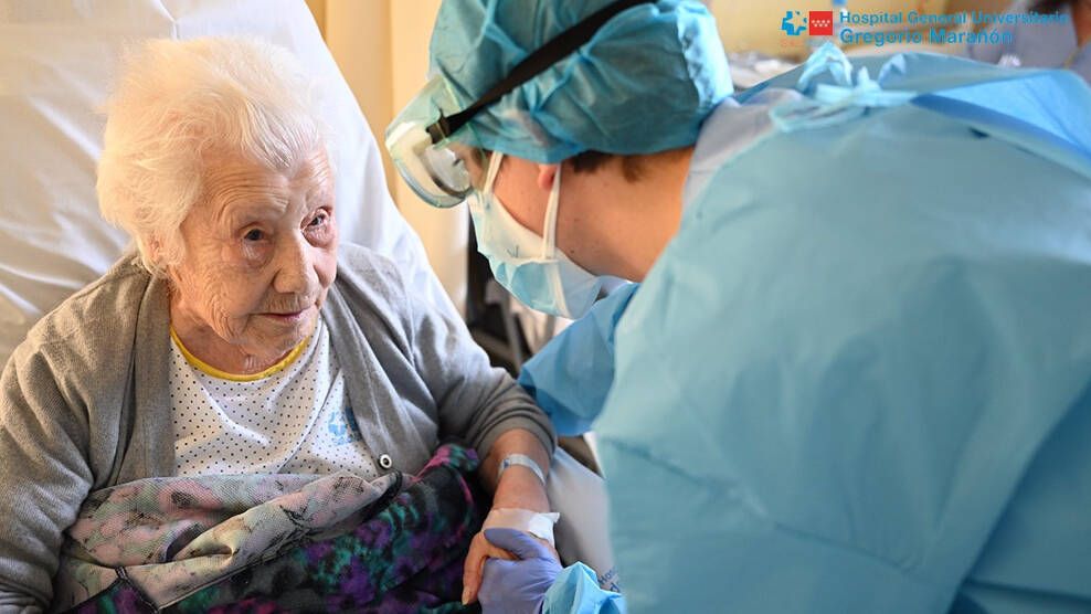 Elena charla con un sanitario del hospital Gregorio Marañón