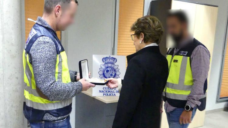 Agentes de la Policía devuelven las joyas a su propietaria