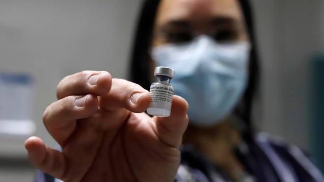 La OMS estudia los esporádicos casos de problemas de corazón tras la vacunación con Pfizer