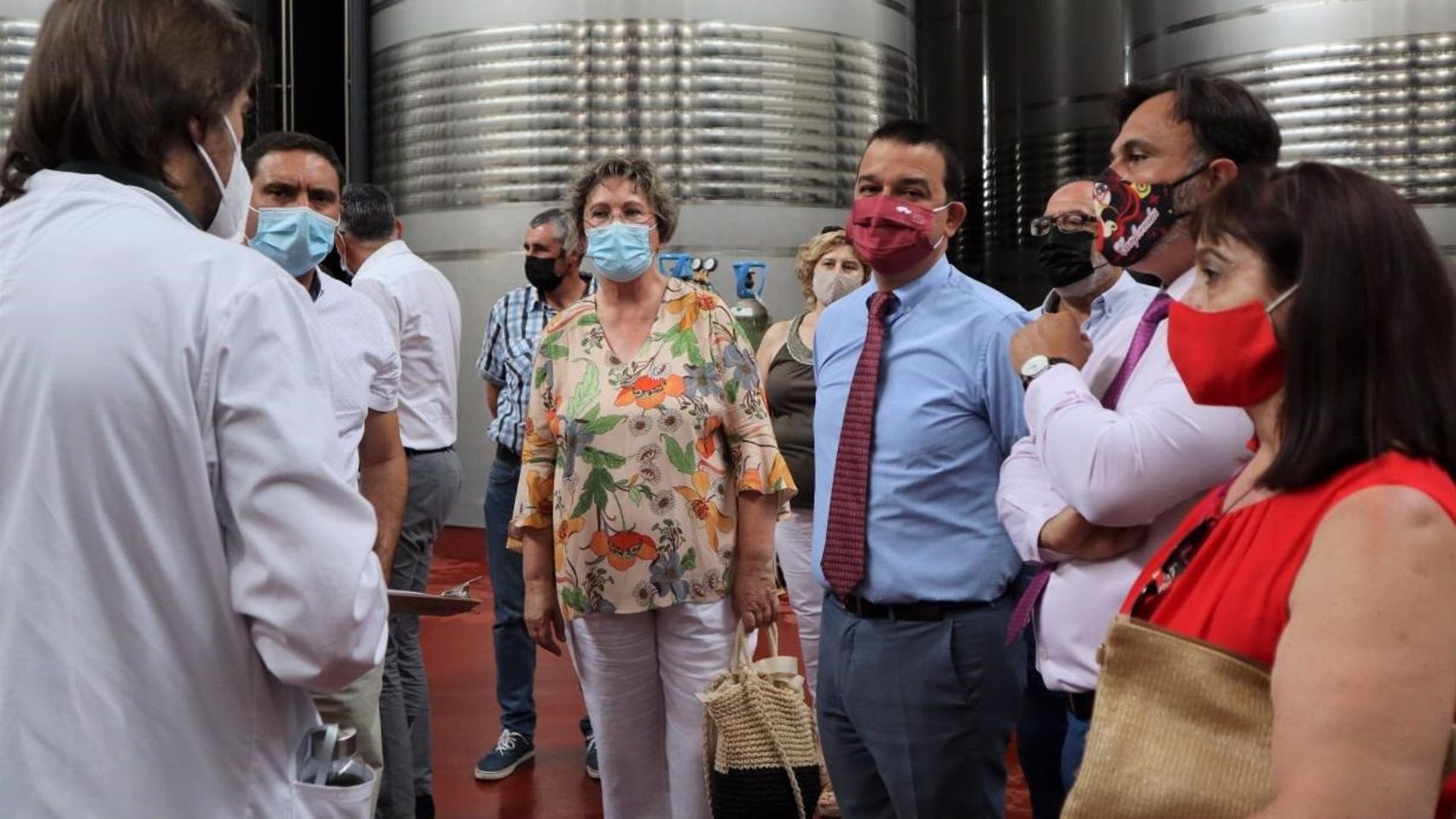 El consejero de Agricultura, Agua y Desarrollo Rural, Francisco Martínez Arroyo, visita Bodegas Campos Reales, de El Provencio (Cuenca)