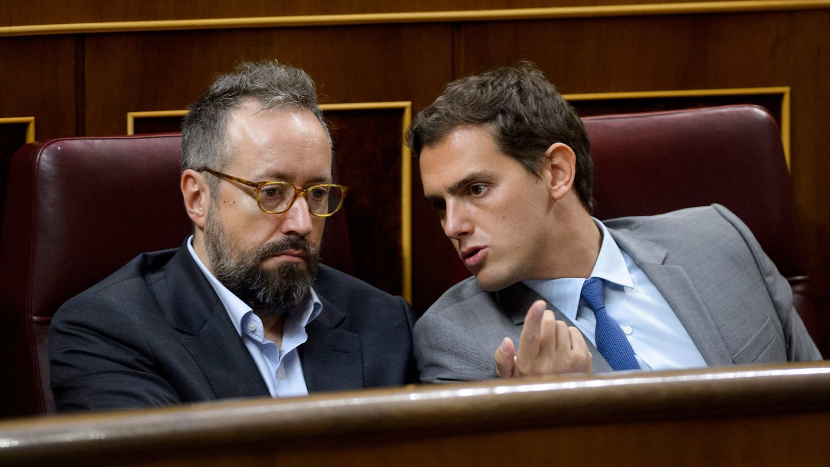 Albert Rivera charla con el portavoz de C's en el Congreso, Juan Carlos Girauta.