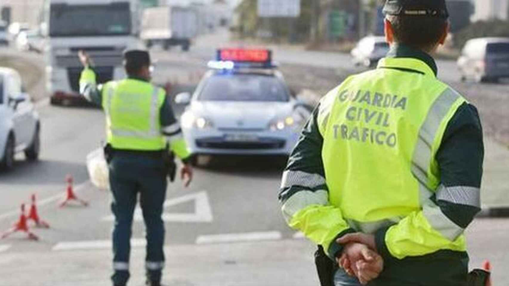 Dos agentes de la Guarda Civil en un control.