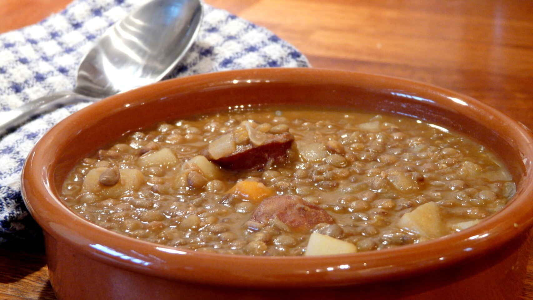 Unas lentejas en una cazuela de barro.