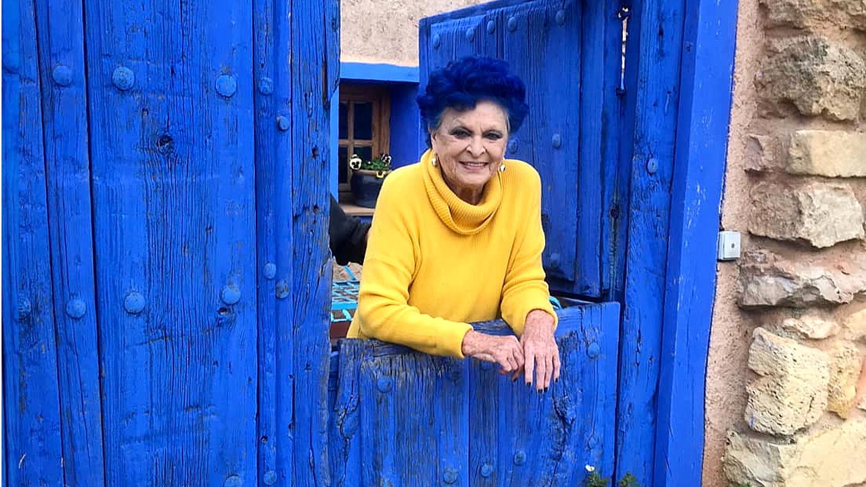 Lucía Bosé, asomada en la puerta de su casa, en una imagen compartida en su Instagram.