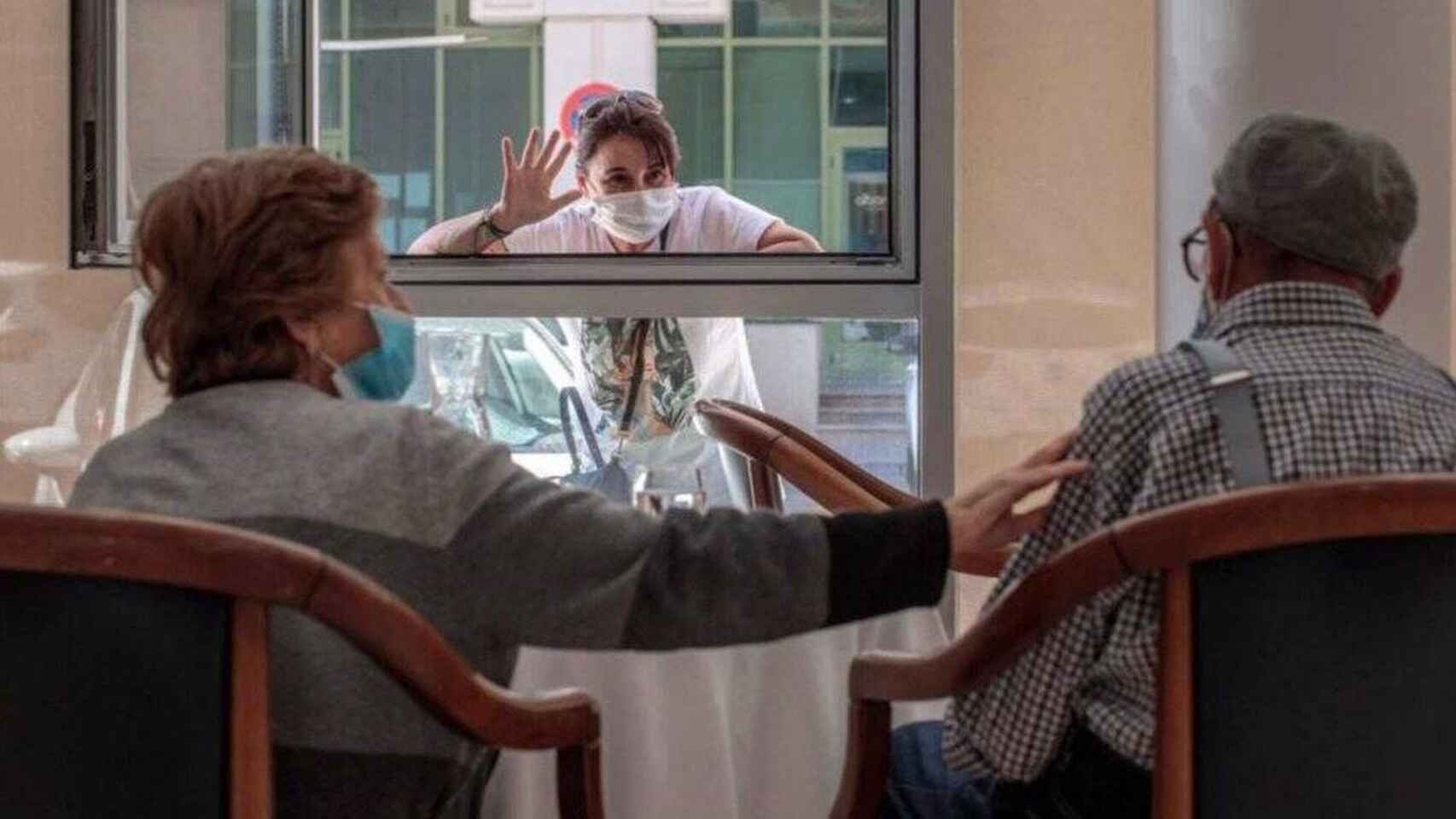 Dos residentes de una residencia de ancianos.