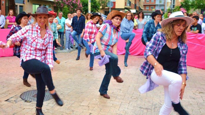 zoes-asociacion-vecinos-barrio-oeste-salamanca-cursos-talleres-baile-country-camisa-cuadros-mujer-vaquera