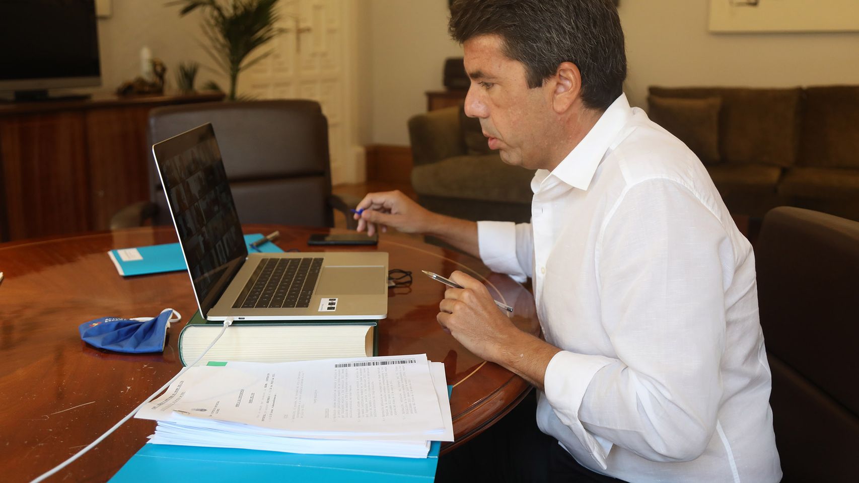 Carlos Mazón pide enfocarse en las listas de espera de vivienda pública, no en las riñas del Consell.