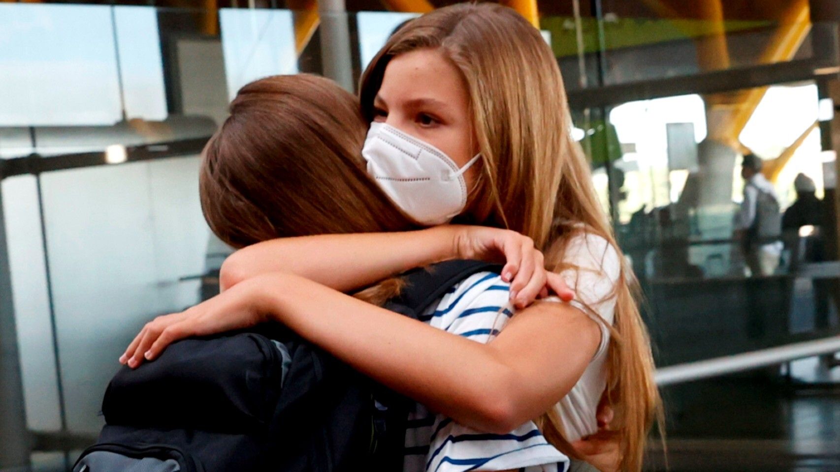 La infanta Sofía abraza a la princesa Leonor en su despedida en el aeropuerto.