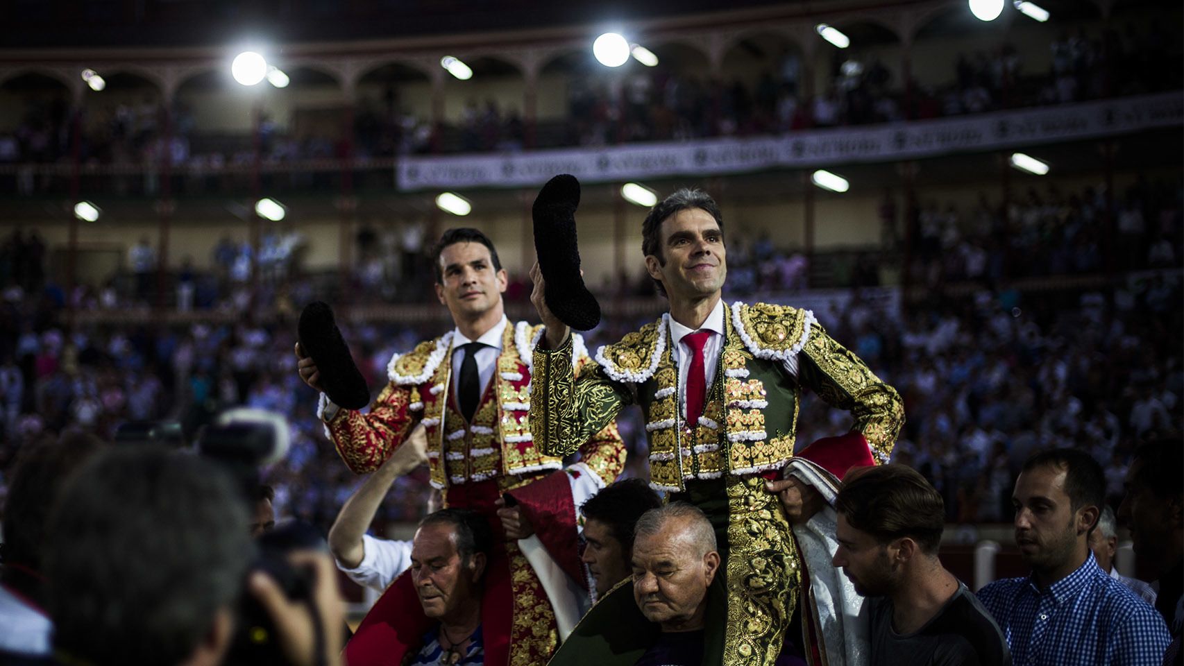 José Tomás y Manzanares salen a hombros tras cortar tres orejas cada uno.