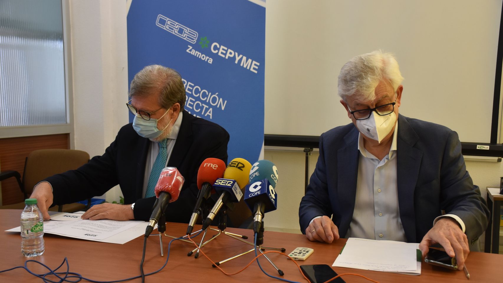 El presidente de Ceoecyl, Santiago Aparicio y el presidente de Ceoe-Cepyme Zamora, José María Esbec. Archivo