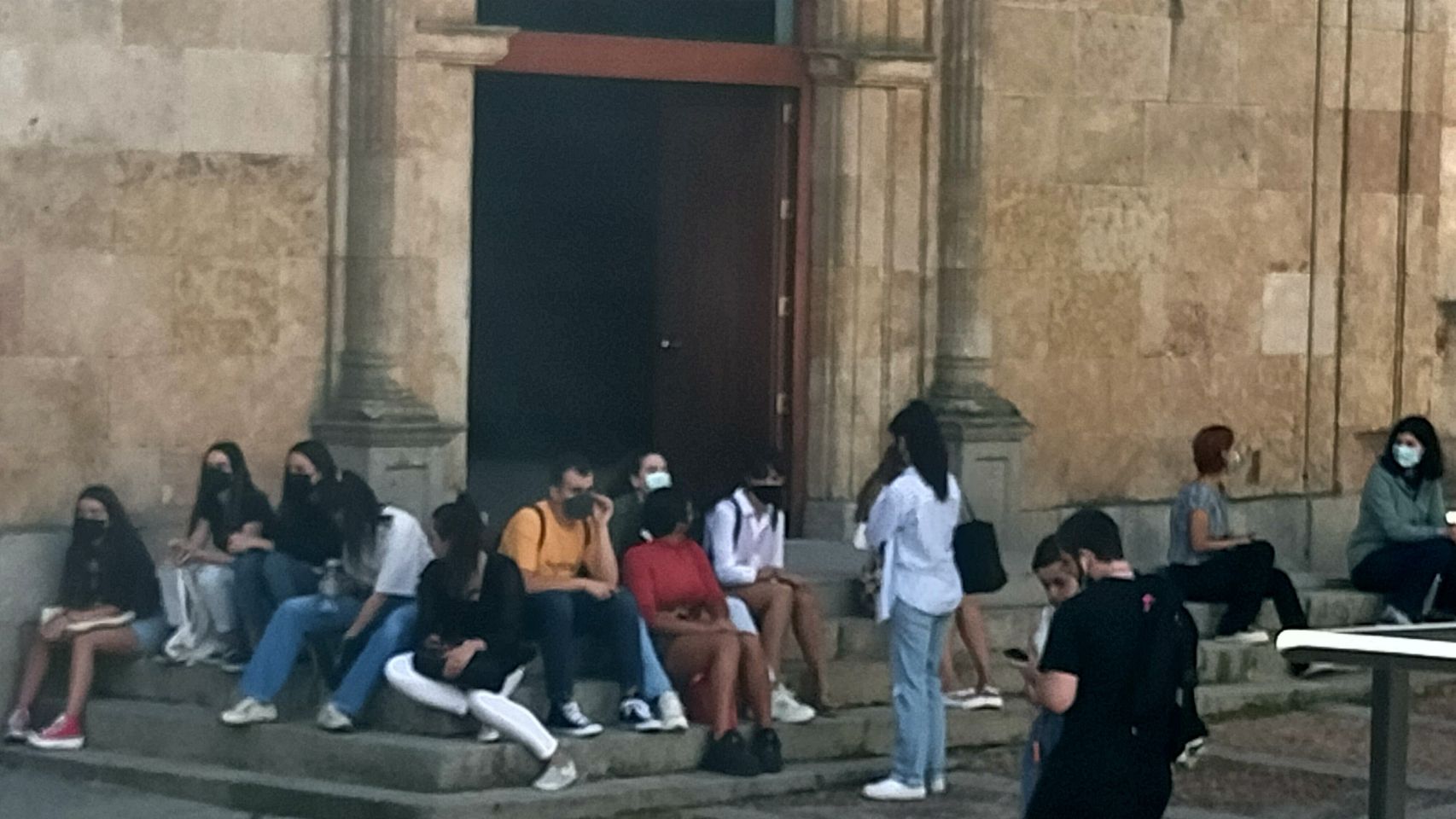 Estudiantes en la plaza de Anaya
