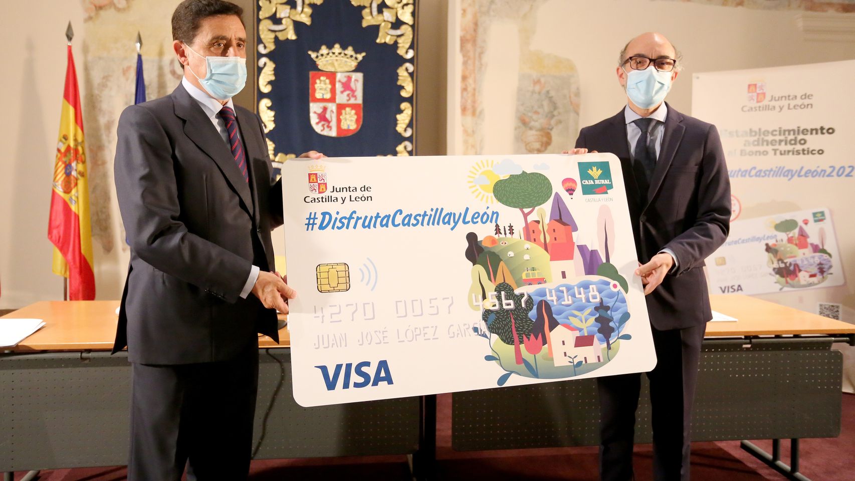 El consejero, Javier Ortega, presenta junto a las cajas rurales los bonos de turismo