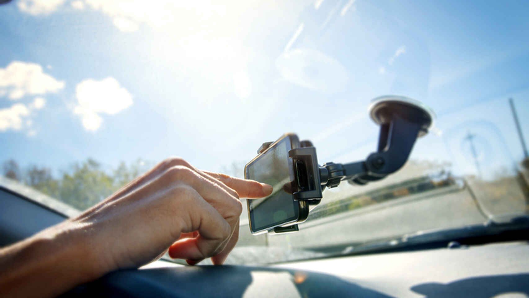 Un conductor utiliza el GPS en el interior de su vehículo