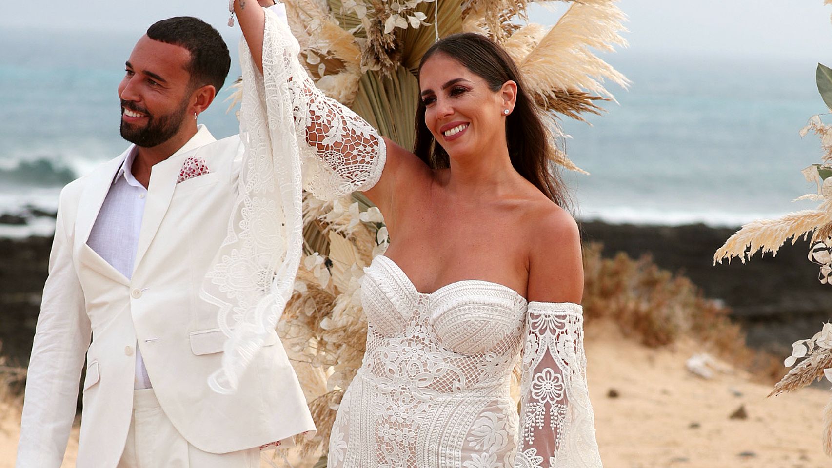 Omar Sánchez y Anabel Pantoja, el día de su boda en La Graciosa | Foto: Gtres