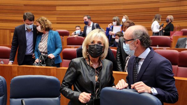 Verónica Casado junto a Javier Ortega, durante el Pleno de las Cortes