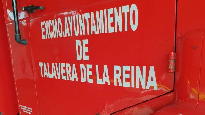 Los bomberos trabajan en un aparatoso incendio en un garaje en Talavera