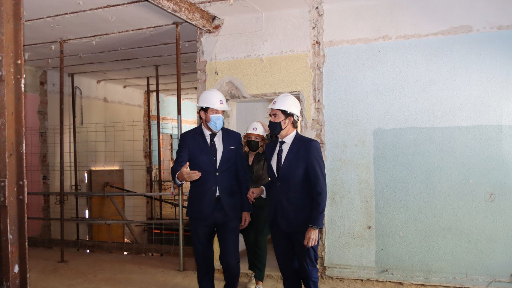 Suárez-Quiñones y Puente durante la visita al edificio Puente Colgante
