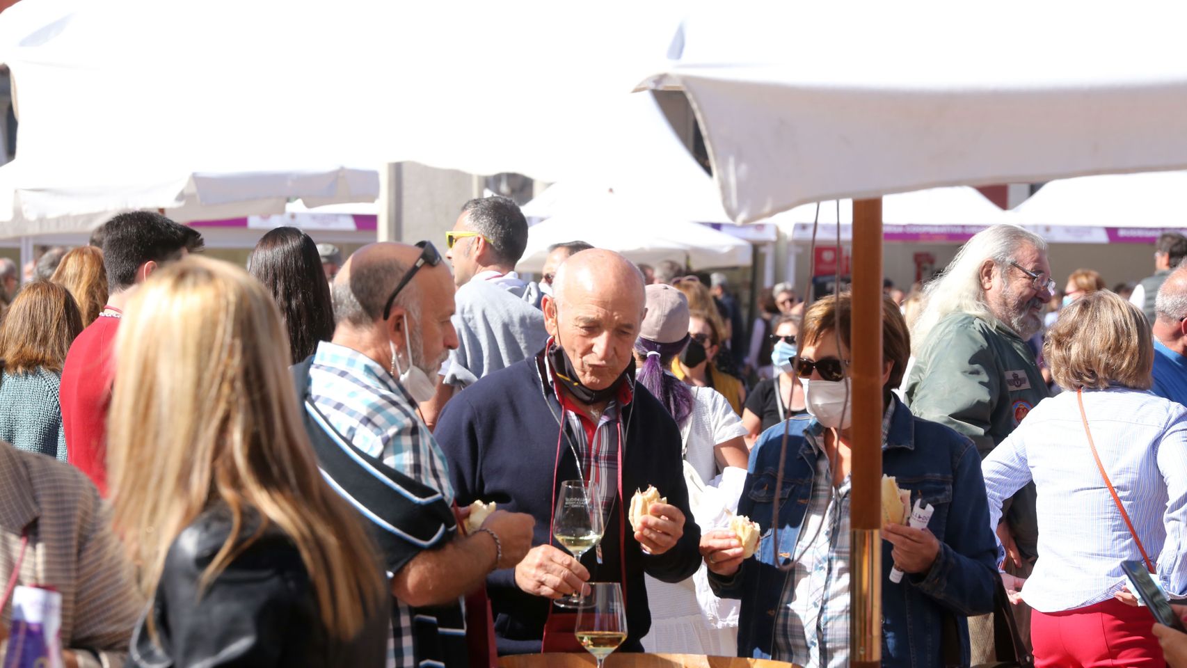 El público disfruta de los mejores vinos de la tierra en la Plaza Mayor